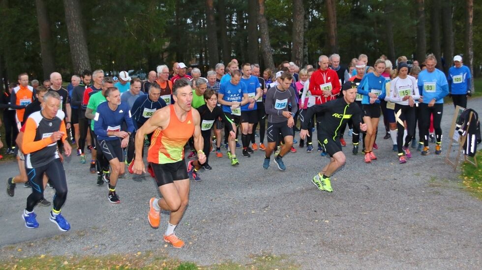 Fra starten i skumringen tirsdag kveld. (Foto: Bjørn Hytjanstorp)