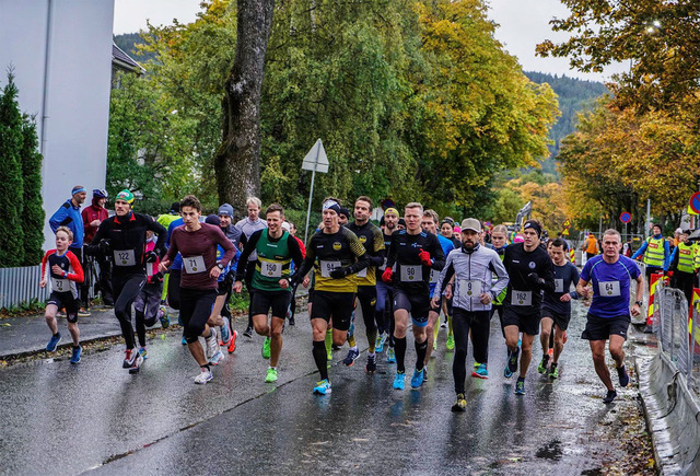 På en heller sur høstdag legger 10 km-løperne av gårde i Nidarø Rundt. (Foto: Jan Arthur Aune)