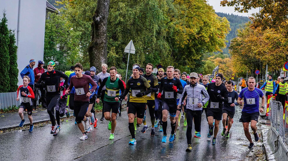 På en heller sur høstdag legger 10 km-løperne av gårde i Nidarø Rundt. (Foto: Jan Arthur Aune) 