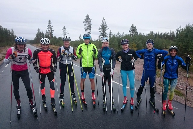 Samlet felt på målstreken etter årets 9. løp med kveldens raskeste, Jim Sandal, helt til høyre i bildet. (Foto: Morten Sundal)