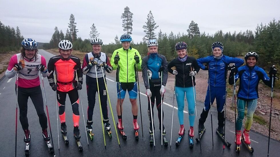 Samlet felt på målstreken etter årets 9. løp med kveldens raskeste, Jim Sandal, helt til høyre i bildet. (Foto: Morten Sundal)