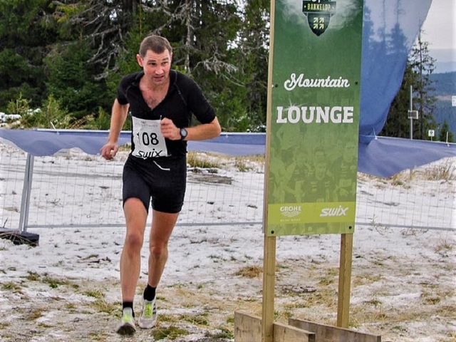 Per-Christian Lysaker Torgersrud passerer Mountain Lounge 5,2 km opp i løypa. (Foto: Hafjell Opp sin facebookside)