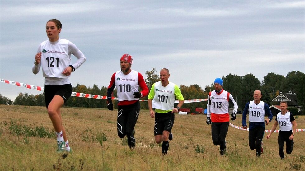 2018-vinner Karoline Næss med karer på rekke og rad bak seg over åkeren på Slåstad. (Foto: Dølisjøens facebookside) 