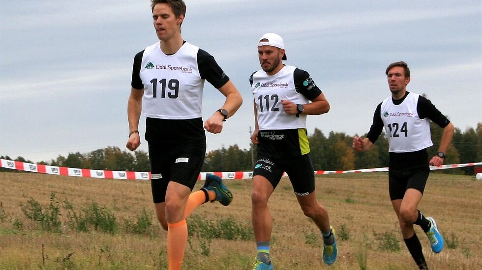 Halvor Korbøl Thoner (fra v.), Ola Erling Korbøl og Magnus Salberg rett etter start på årets Dølisjøen Rundt. (Foto: Dølisjøens facebookside)
