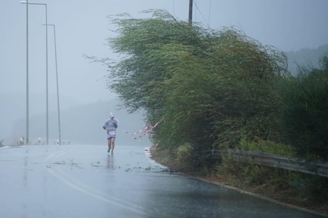 Cecilie Holmgren i stormen. Vanligvis er det varmen som er den store utfordingen i Spartathlon - i tillegg til lengden og sperretidene), i år var det uværet. Foto: Johan Holmgren