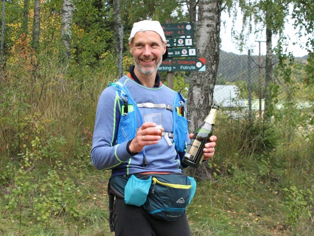 Gunnar Næss var veldig fornøyd etter å ha vunnet NUC200, her med alkoholfri champis etter målgang. (Foto: Olav Engen)