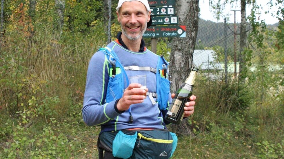 Gunnar Næss var veldig fornøyd etter å ha vunnet NUC200, her med alkoholfri champis etter målgang. (Foto: Olav Engen)