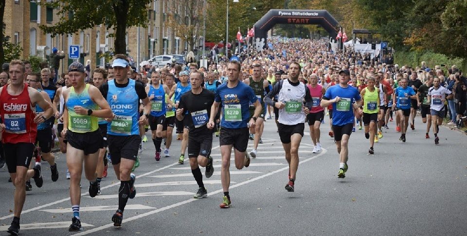 H.C. Andersen Marathon har start og mål ved Odense Idrettspark og er kjent for sin flate og raske løype gjennom sentrale deler av Odense by (Arrangørfoto).