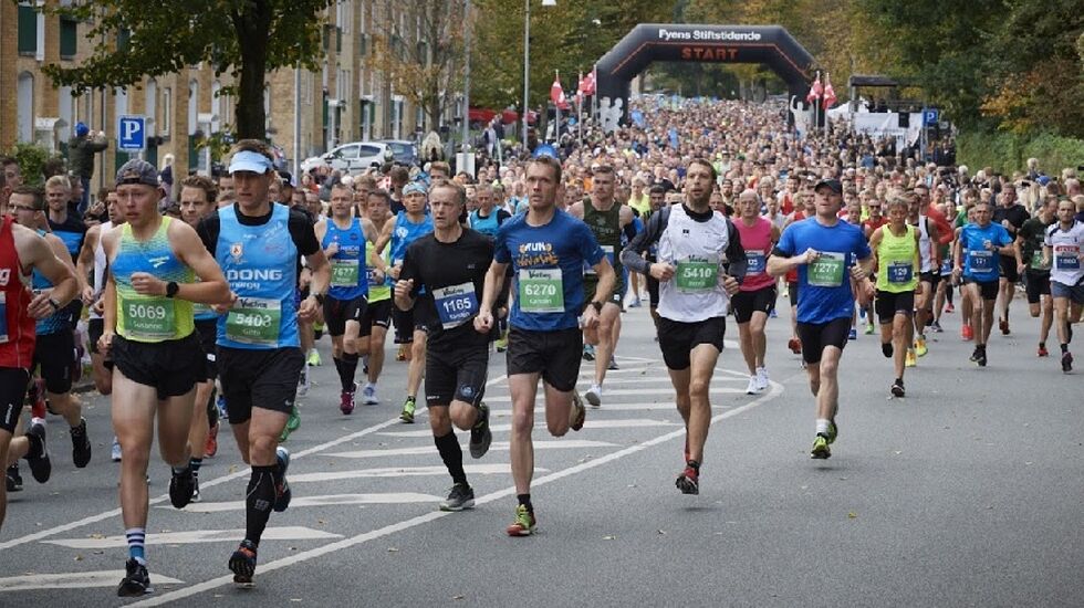 H.C. Andersen Marathon har start og mål ved Odense Idrettspark og er kjent for sin flate og raske løype gjennom sentrale deler av Odense by (Arrangørfoto).