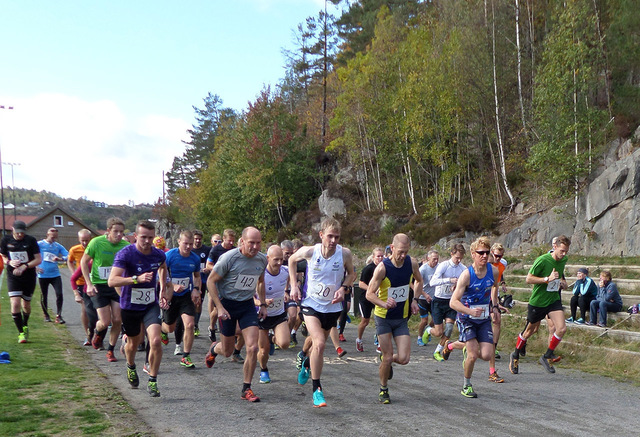 Starten for 25 kilometeren har gått, og dagens vinner, Eivind Knutsen med startnummer 20, har allerede tatt teten. (Foto: Gunnar Bjørn Solfjeld)