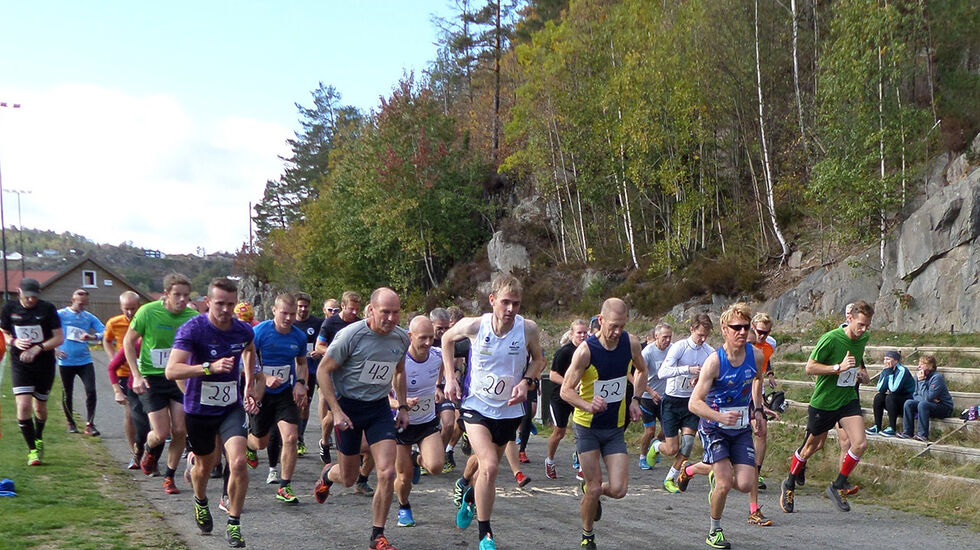 Starten for 25 kilometeren har gått, og dagens vinner, Eivind Knutsen med startnummer 20, har allerede tatt teten. (Foto: Gunnar Bjørn Solfjeld) 