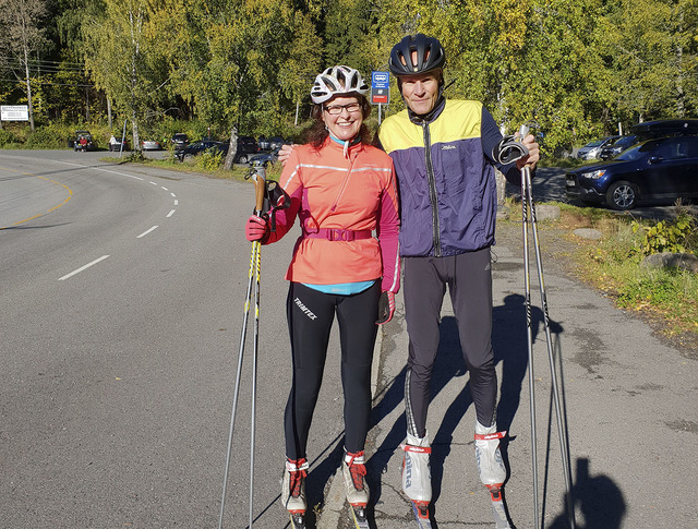 Fornøyde: Min kollega, Runar Gilberg, og jeg var godt fornøyde etter rulleskituren fra Bogstad til Skansebakken i Oslo.