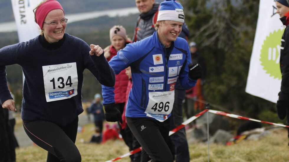 Mårten S(mil) Skinstad motiverer Peggy Jenset Lous fra Midsund på de siste meterne i Monsterbakken. 
