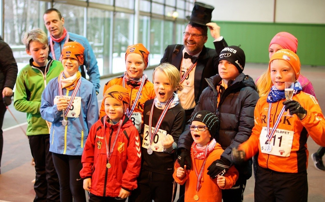 Petter Solheim er alltid kledd til nyttårsfeiring, med flosshatt selvsagt. Her sammen med deltagere i barneløpet. (Foto: Arrangøren 2017) 