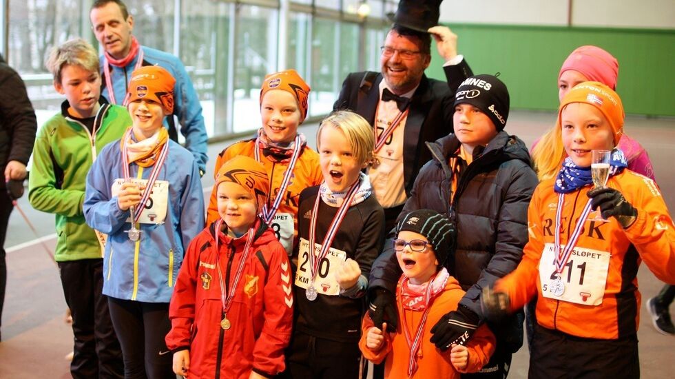 Petter Solheim er alltid kledd til nyttårsfeiring, med flosshatt selvsagt. Her sammen med deltagere i barneløpet. (Foto: Arrangøren 2017)