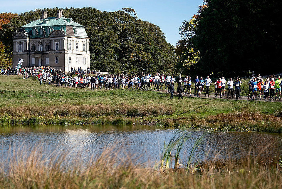 Eremitageløbet 50 år - to ganger passerer løperne Eremitageslottet underveis i det 13,3 km lange løpet i Dyrehaven i København. (Foto: arrangøren)