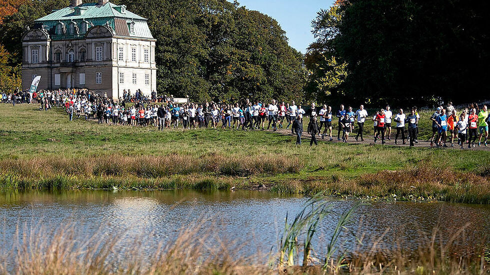 Eremitageløbet 50 år - to ganger passerer løperne Eremitageslottet underveis i det 13,3 km lange løpet i Dyrehaven i København. (Foto: arrangøren)