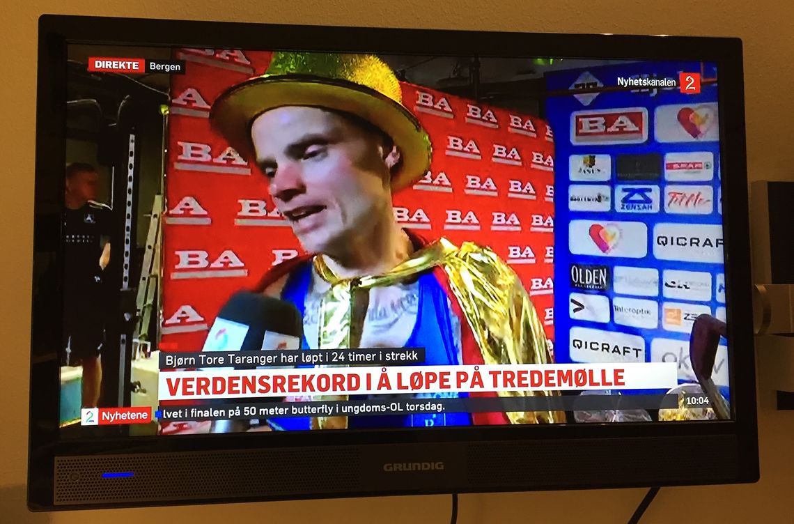 Bjørn Tore Kronen Taranger intervjues av TV2 etter at rekordløpet er over. Skjermdump fra TV2 nyhetskanalen.