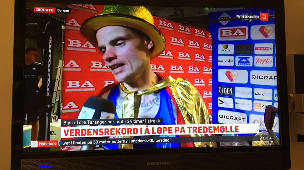 Bjørn Tore Kronen Taranger intervjues av TV2 etter at rekordløpet er over. Skjermdump fra TV2 nyhetskanalen.
