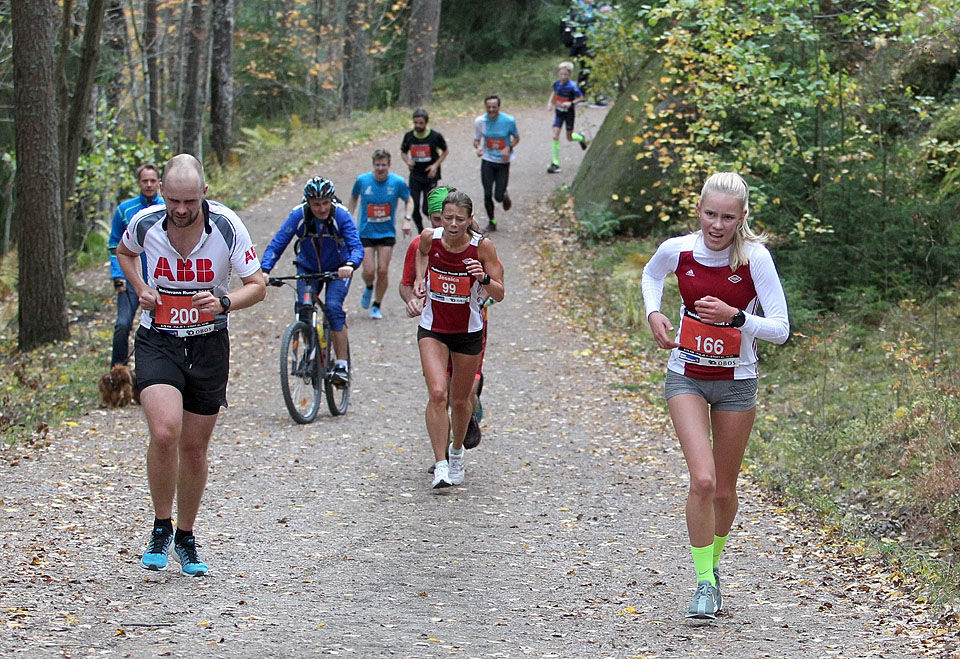Opp siste brattbakken: Pernille Antonsen (166) har fått noen meter på Jessica Gunnarsson (99) og holder unna inn til mål. (Foto: Kjell Vigestad)