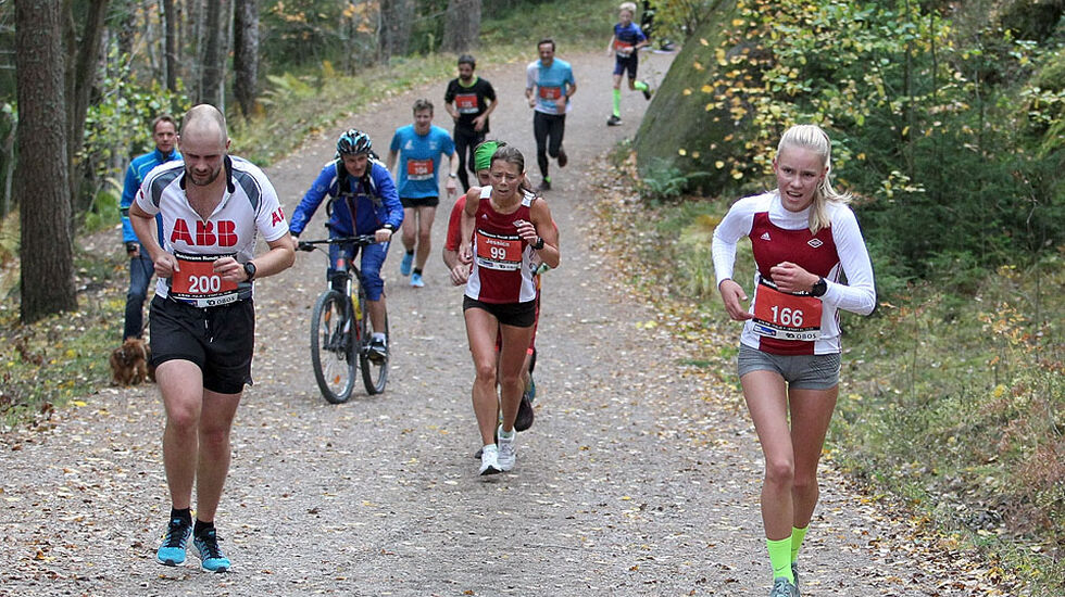 I 2018: Jevn kamp om seieren mellom unge Pernille Antonsen og veteranen Jessica Gunnarsson om seieren på 10 km. (Foto: Kjell Vigestad)