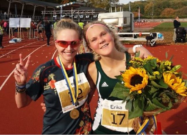 De to beste i kvinneklassen i årets Göteborg Marathon; Therese Falk (12) og Erika Lindeblad (17) (Arrangørfoto).
