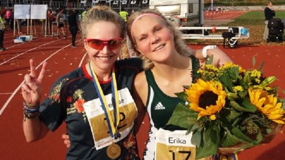 De to beste i kvinneklassen i årets Göteborg Marathon; Therese Falk (12) og Erika Lindeblad (17) (Arrangørfoto).