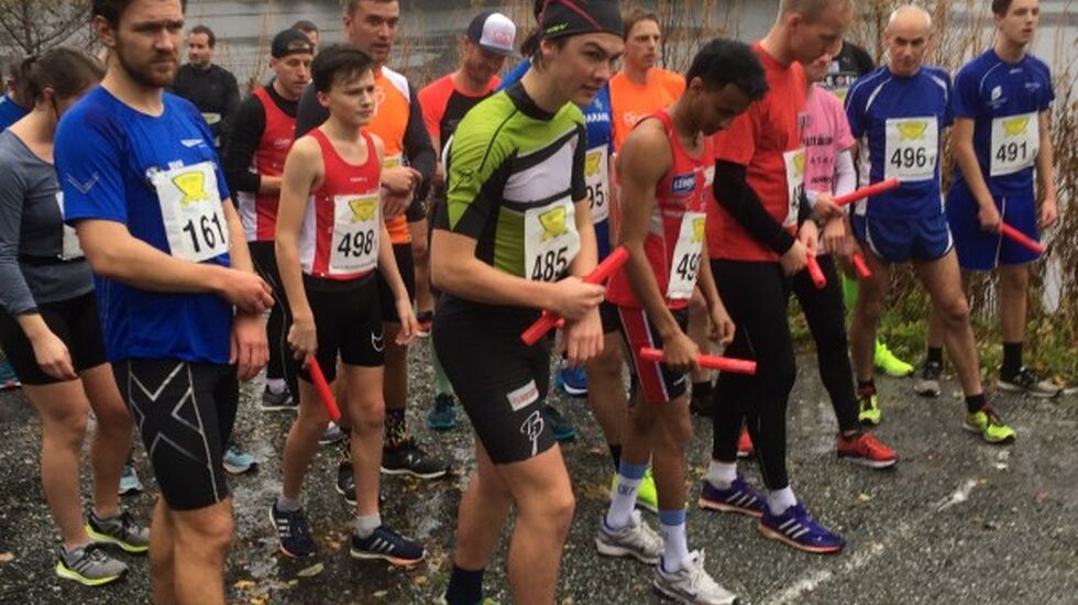 Klar fort start med OIL skigruppa i grønt og løparane i Team Batti i raud drakt. Foto : Arrangøren