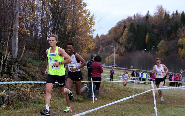 I 2018 da NM terrengløp gikk på Bratsberg ble Didrik Tønseth norsk mester foran Senay Fissehatsion. I år vil de to møtes til ny dyst i Frognerparken. (Foto: Runar Gilberg)