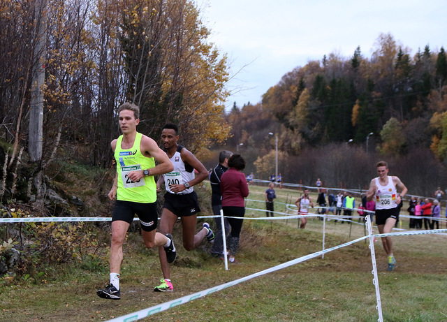 Didrik Tønseth har akkurat økt farten, og han fikk fort ei luke til sine hardeste konkurrenter, Senay Fissehatsion og Marius Vedvik. (Foto: Runar Gilberg)