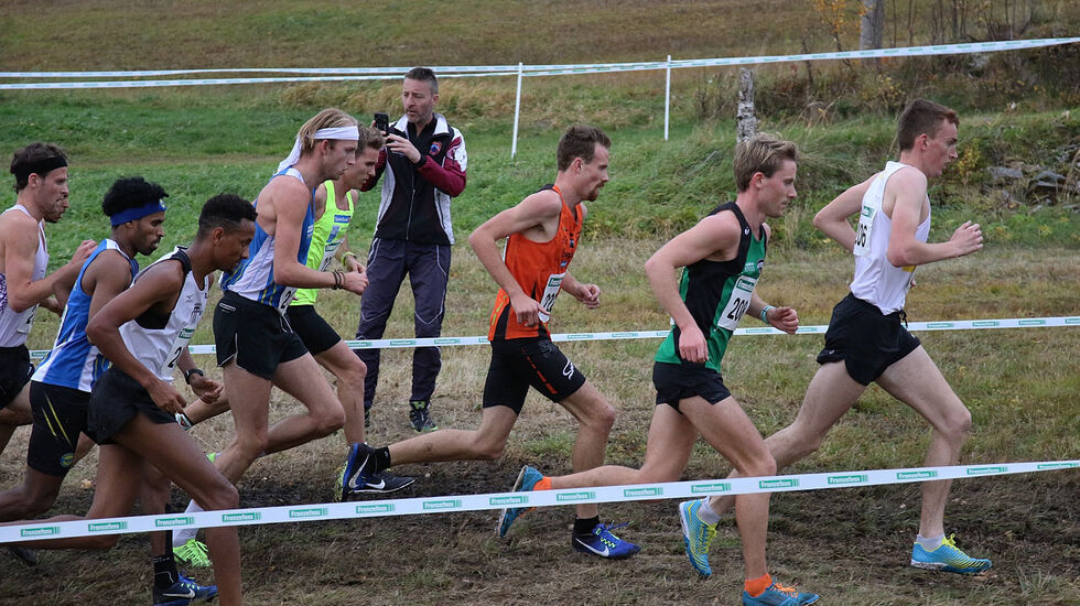 Marius Vedvik leda an fra start under NM terrengløp lang løype i fjor høst. Han vil nok ha et ord med i laget også i den langt kortere løypa i Larvik. (Foto: Runar Gilberg)