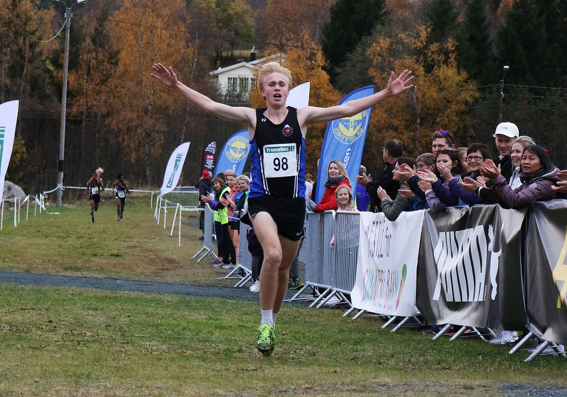 Håkon Stavik løp over mål som klar vinner i juniorklassen. (Foto: Ane Korsvold) 