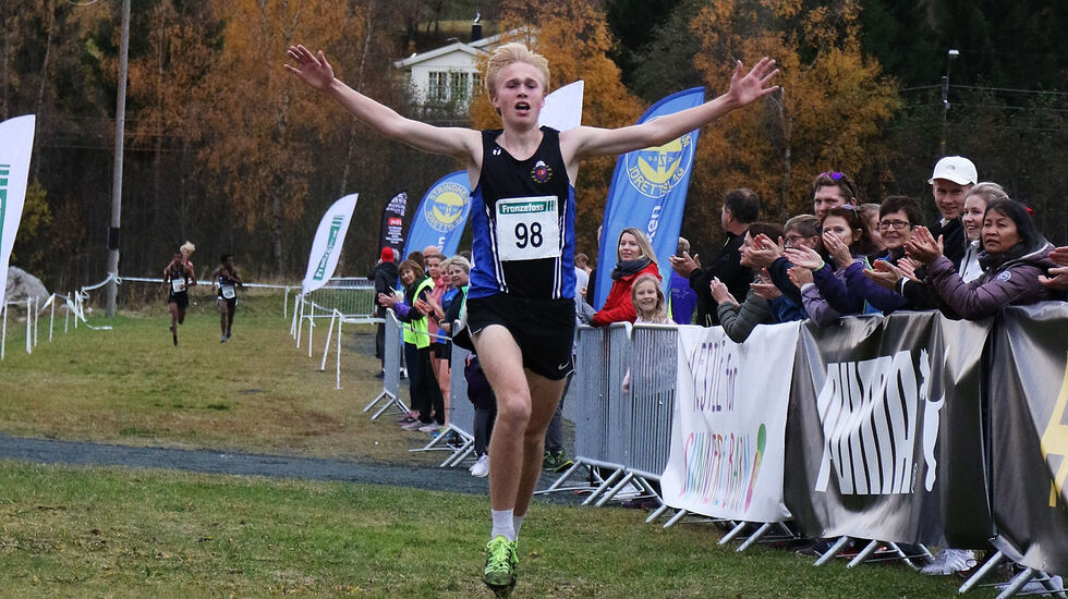 Håkon Stavik løp over mål som klar vinner i juniorklassen. (Foto: Ane Korsvold) 