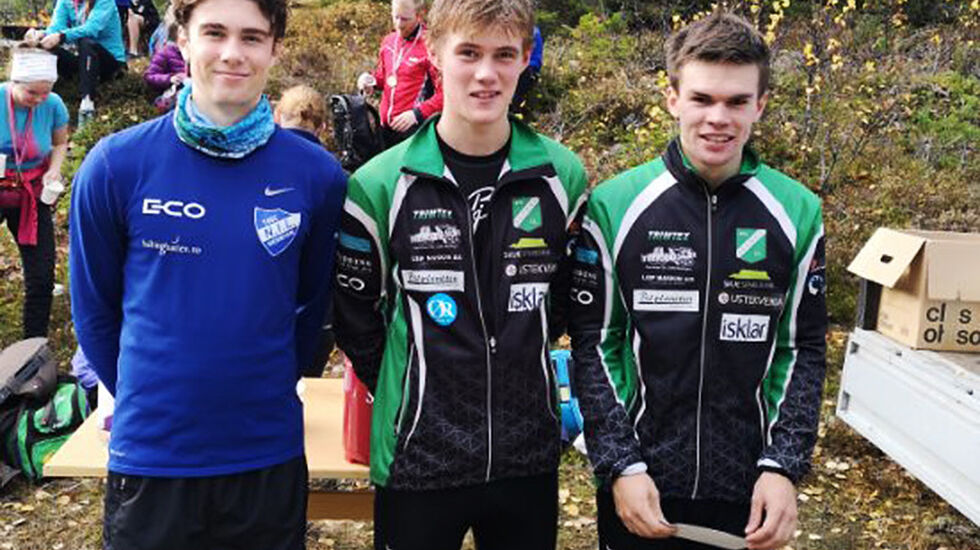 Pallen i herreklassen: 1. Kristen Mikkelsplass (midten), 2. Bjørnar Stensrud Tyribakken (til høyre) og 3. Sondre Juven (til venstre). (Alle foto: arrangøren)