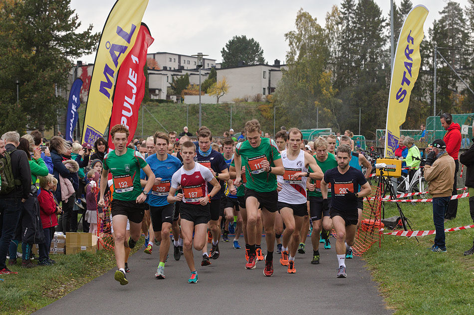 Fra starten på 10 km i fjorårets rekordløp med nesten 1000 deltakere bare på den distansen. (Foto: Per Inge Østmoen)