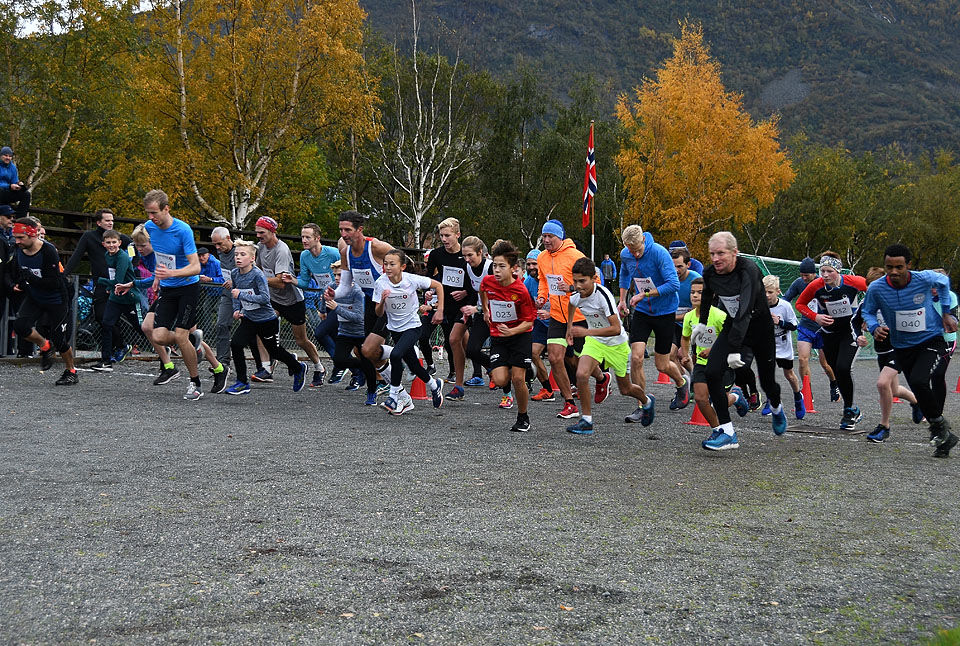 Start for dei 40 som deltok i klassa for løp. Foto: Karen Kleppe, Kvinnheringen