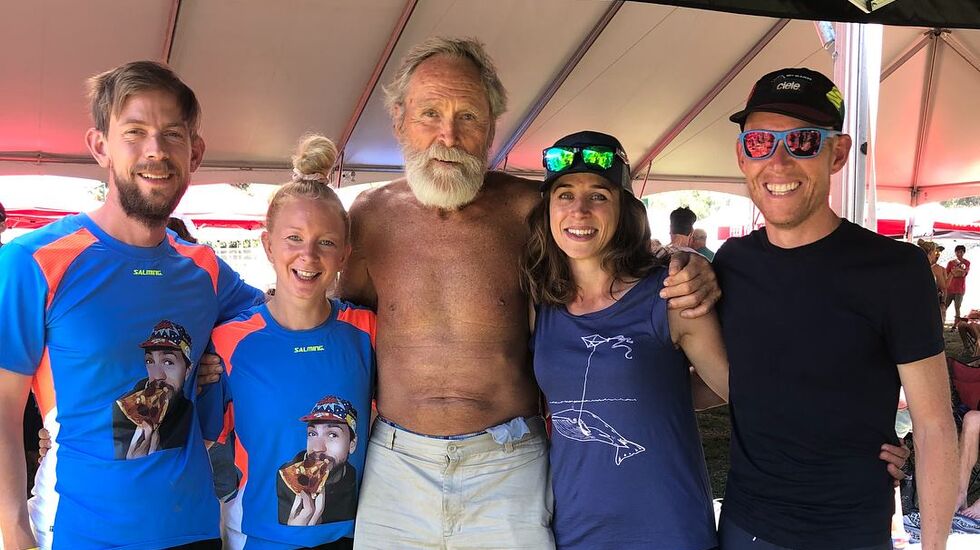 Fire av de norske som i dag har løpt Endurance Trail. Fra venstre: Andreas Claesson, Margrethe Fjetland, mannen bak Western States (Gordy Ainsleigh), Laura  Bakker og Runar Sæther. Foto: Privat