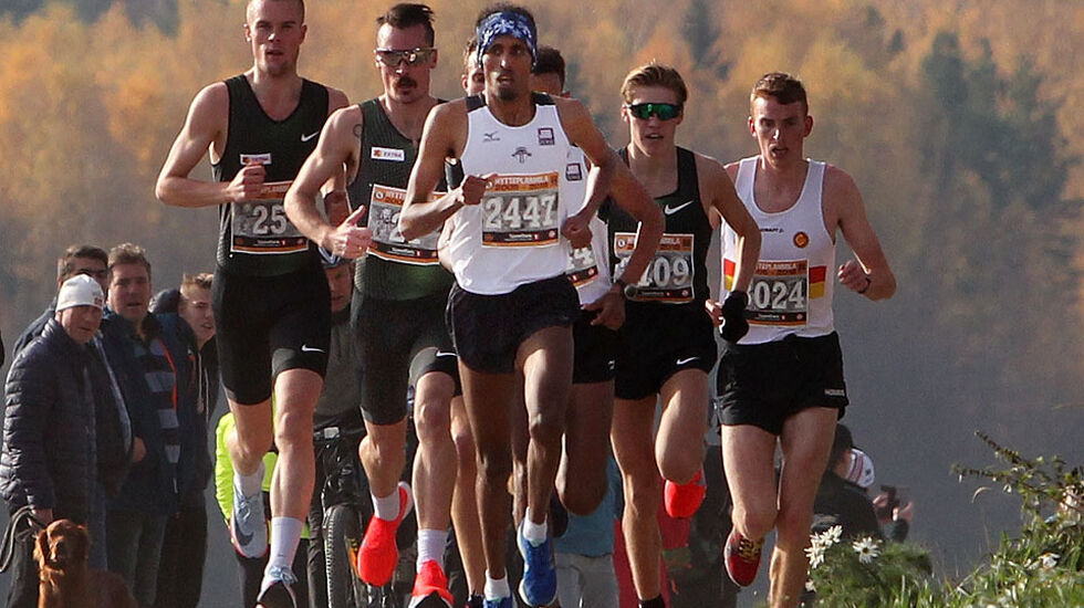 En pefekt dag for løping i høstlige omgivelser ute på bondelandet. Teten nærmer seg 3 km og 7 mann henger med i stort tempo. Okubamichael Fissehatsion ligger i tet. Henrik og Filip henger lett med til venstre og det samme gjør Simen Halle Haugen til høyre. Bak Okuba ligger Senay Fissehatsion og Ørjan Grønnevig, mens Marius Vedvik er bakerst til høyre. Foto: Kjell Vigestad