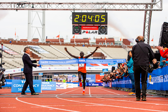 Lawrence Cherono løper tidenes raskeste maraton på nederlandsk jord. Foto: Arrangøren