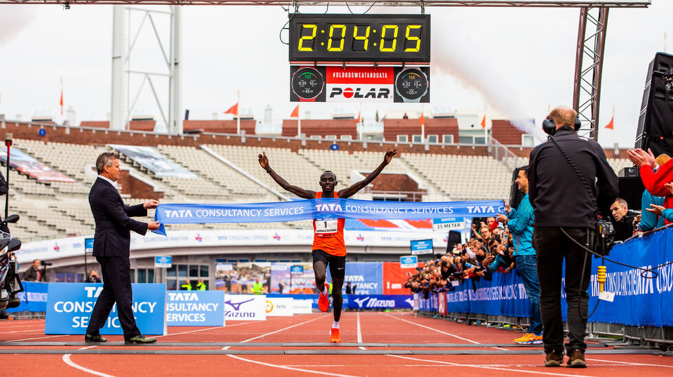 Lawrence Cherono løper tidenes raskeste maraton på nederlandsk jord. Foto: Arrangøren