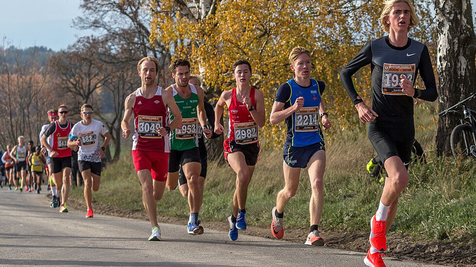 I august blir det halvmaraton i Hytteplan-runden. Ikke med like mange deltagere som på selve Hytteplanmila, men inntil 150 løpere får være med. Bildet er fra Hytteplanmila 2018. (Foto: Ole Arne Schlytter)
