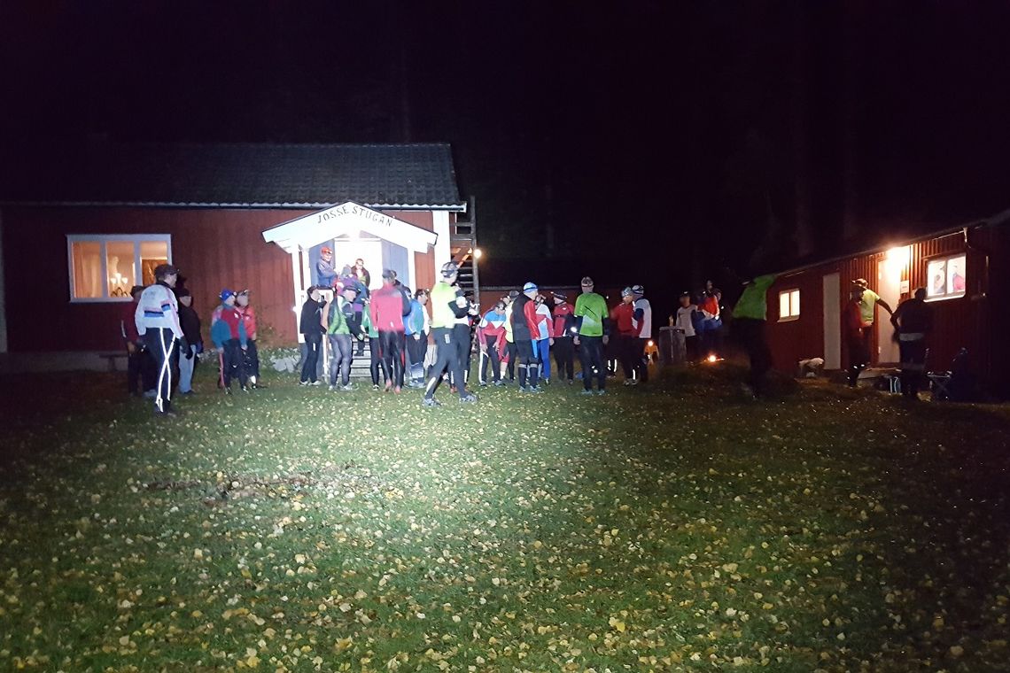 52 løpere stilte opp på onsdagskveldens nattjakt. (Foto: Stein Arne Negård)