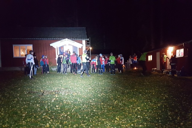 52 løpere stilte opp på onsdagskveldens nattjakt. (Foto: Stein Arne Negård)