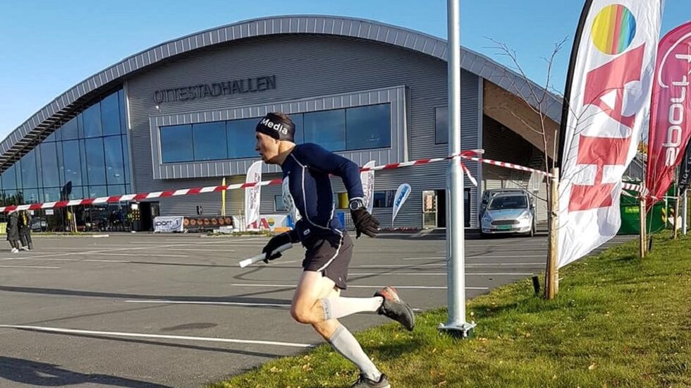 Erik Kleven inn til veksling på sin andre etappe for Ottestadløperne & Mosvikekspressen. (Foto fra HA løpsfestivals facebookside)