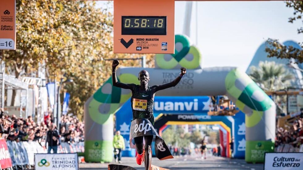 Abraham Kiptum løper tidene shalvmaraton Foto: Pineda Sport