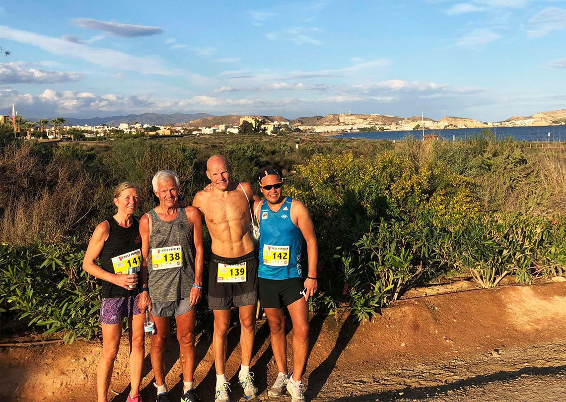 Synøve Brox, Jack Waitz, Runar Gilberg og Tero Paivarinne kombinerte treningsferie og løpsdeltakelse i Mar de Pulpi et stykke sør for Alicante. (Foto: Christina Bus Holth) 