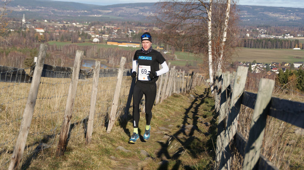 Sigurd Ruud Skjeseth alene i tet ca. 5 km ut i Ottestadstien Rundt søndag. (Foto: Stein Arne Negård) 