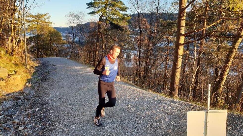 Tage Augustson vender først under sesongens 3. Parkrun i Bergen. Foto: arrangøren