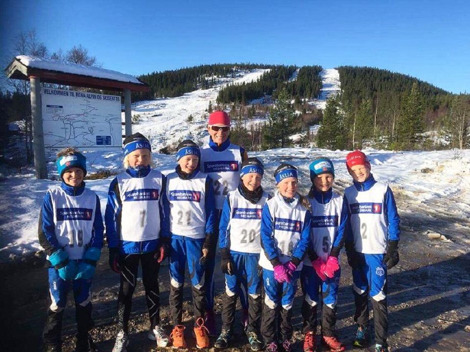 8 unge motbakkeløpere før start på den korteste utgaven av Digeråsen opp lørdag. (Foto fra Åslia Skilag facebookside)