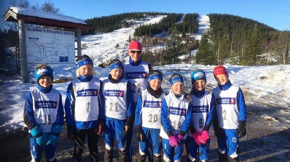 8 unge motbakkeløpere før start på den korteste utgaven av Digeråsen opp lørdag. (Foto fra Åslia Skilag facebookside)